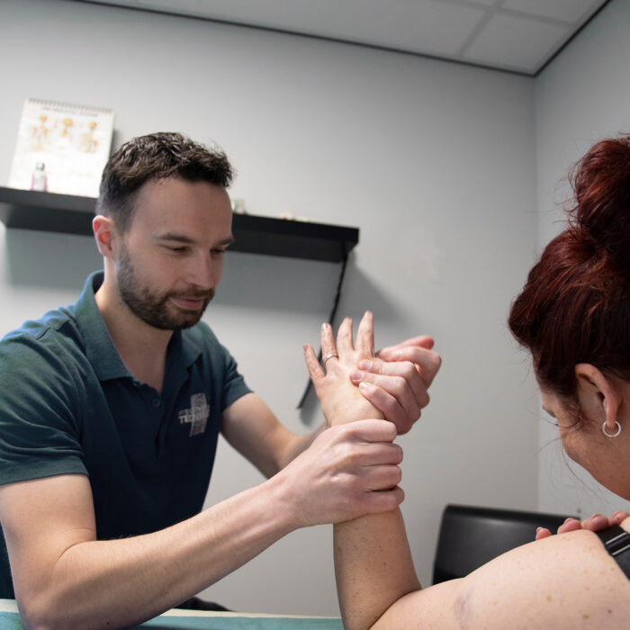 Fysiotherapeut is bezig met een handtherapie voor de cliƫnt