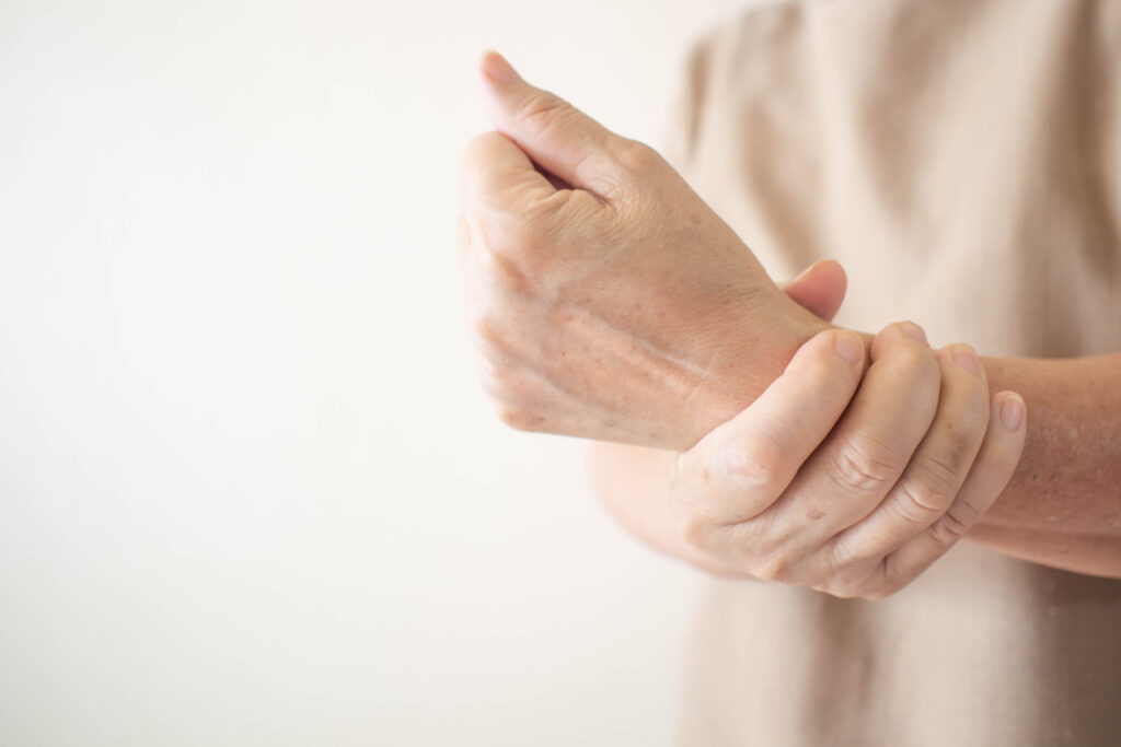 Oudere vrouw die last heeft van een complexe pols fractuur