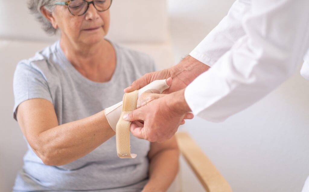 Duimartrose behandeling door fysiotherapeut bij vrouwelijke cliƫnt
