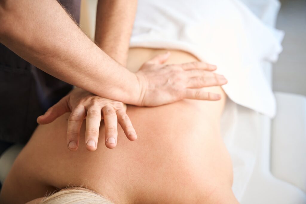 Middenrugklachten behandeling in fysiotherapie praktijk