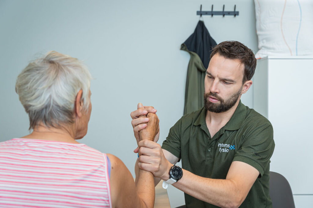 Fysio van behandelt instabiele pols van patiënt