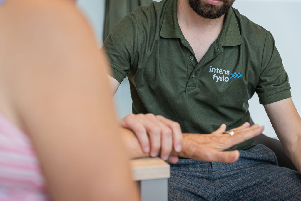 Fysio van behandelt instabiele pols van patiënt