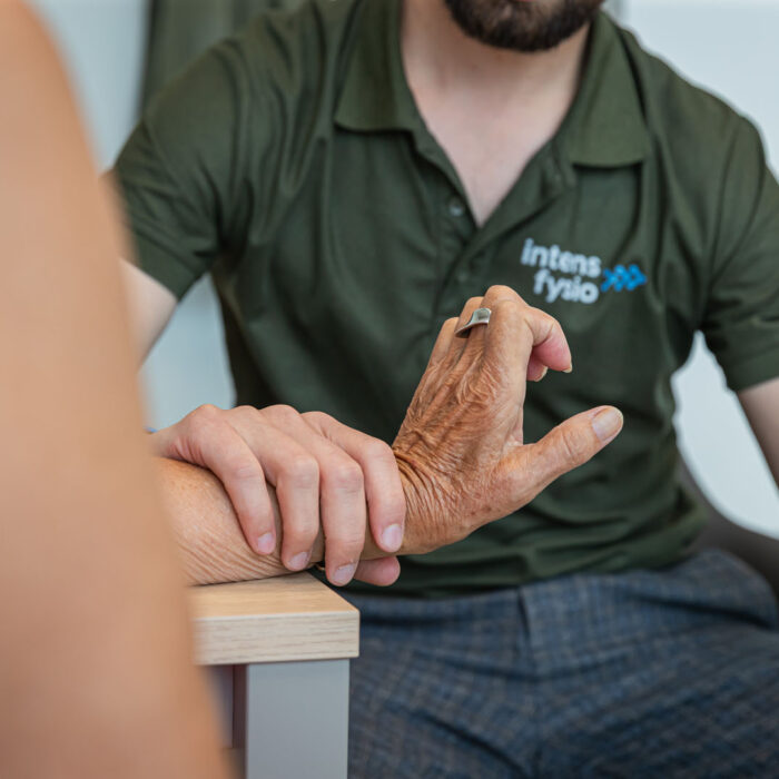 Fysio van behandelt triggerfinger van patiënt