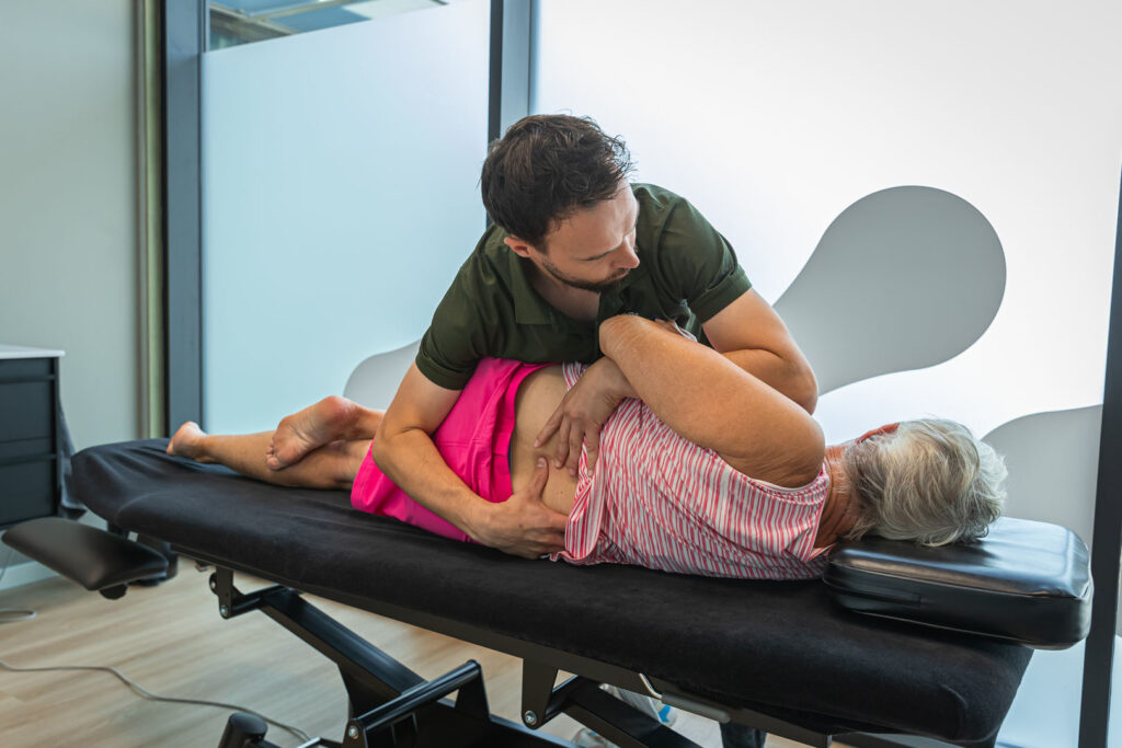 Behandeling van lage rugklachten door fysiotherapeut