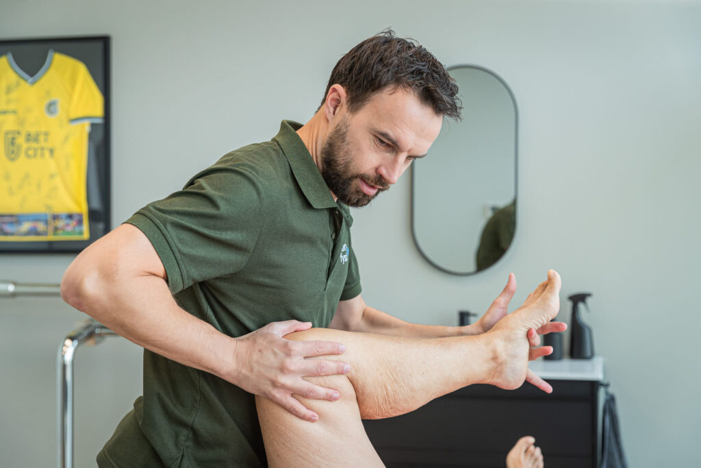 Behandeling van heupklachten door fysiotherapeut