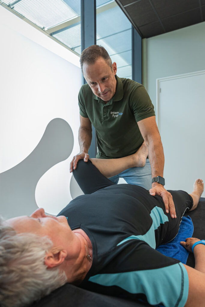 Fysiotherapeut onderzoekt de mobiliteit van de heup/lies