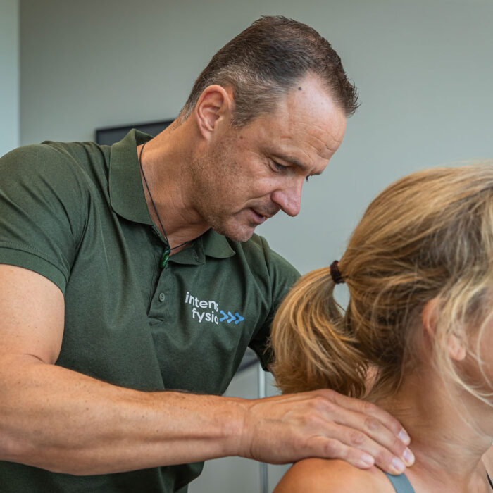 Fysiotherapeut analyseert nekklachten van vrouwelijke patiënt