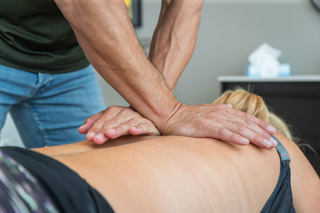 Middenrug klachten worden behandelt door een fysiotherapeut